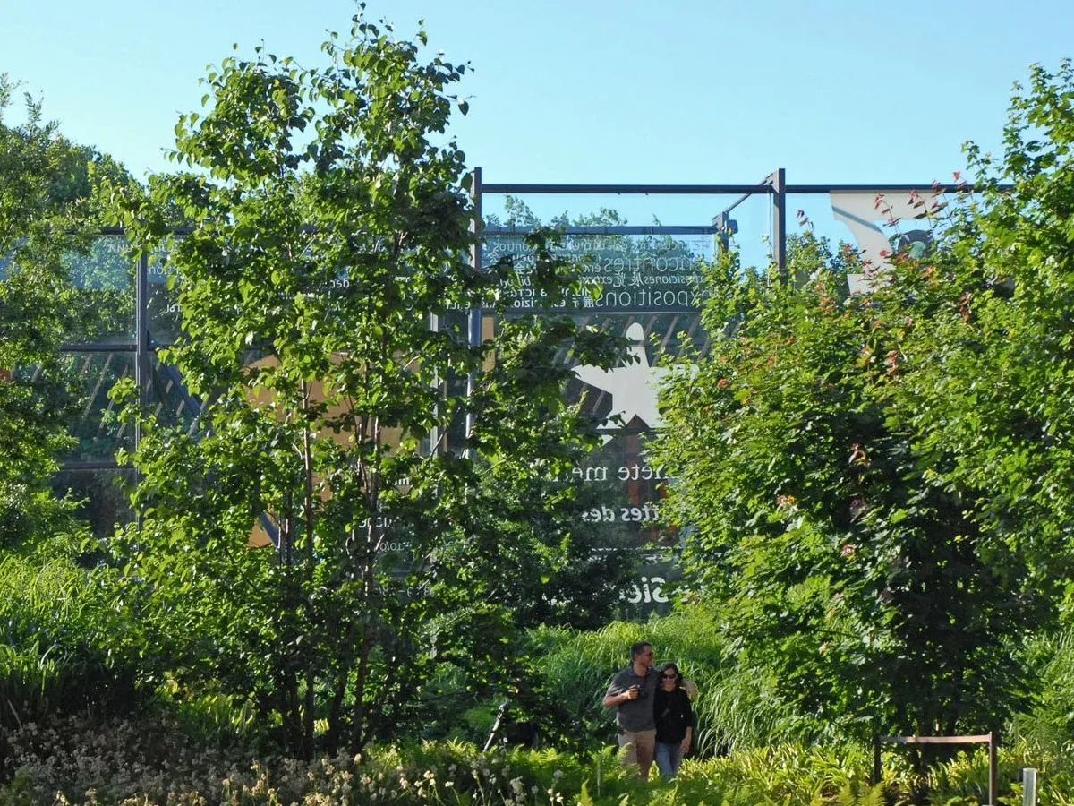 Representative image: "Designed by Gilles Clément, the garden is an integral part of the museum: bushy garden, sheltered from the rumor of the wharf by a high glass palisade, it extends over 18,000 sqm and gives to the stroller (visitor of th
